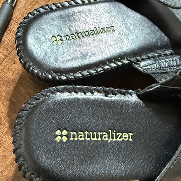 Naturalizer black leather sandals 8.5. - Picture 2 of 5